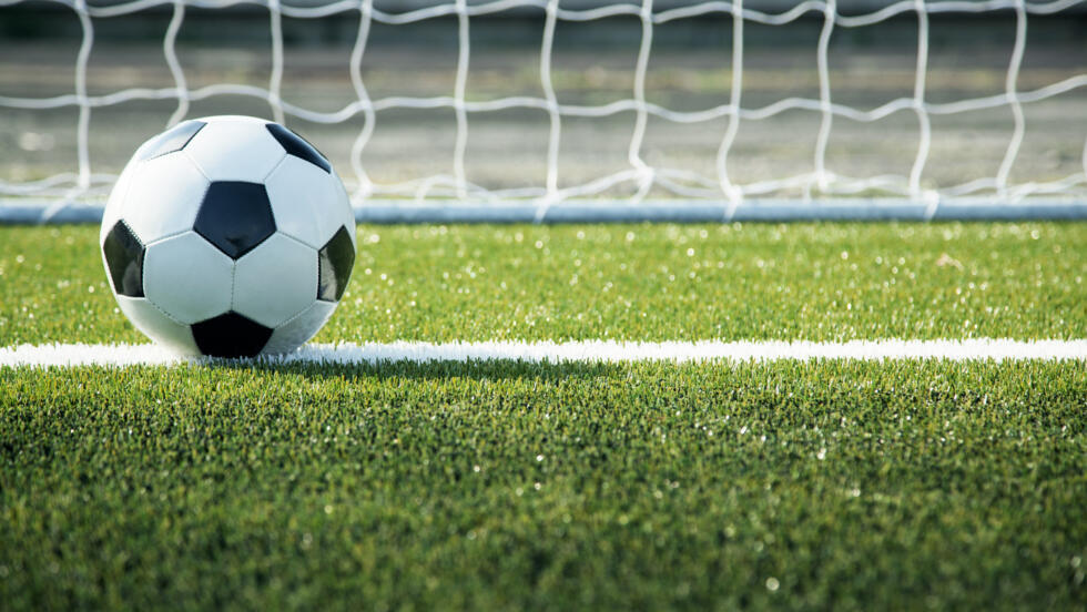 活塞逆转击败开拓者，坎宁安和邓罗关键表现助力取胜，展现强大韧性。